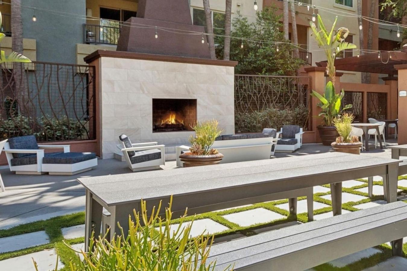 Lux Oasis In Woodland Hills Los Angeles